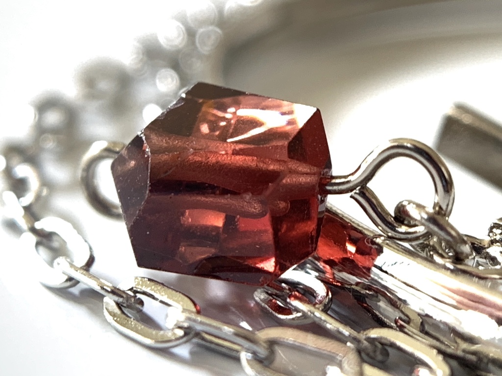 ガーネットとクロスのバングル