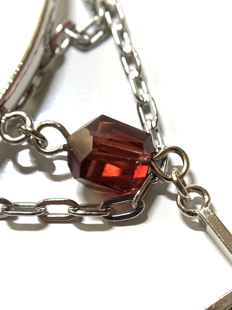 ガーネットとクロスのバングル