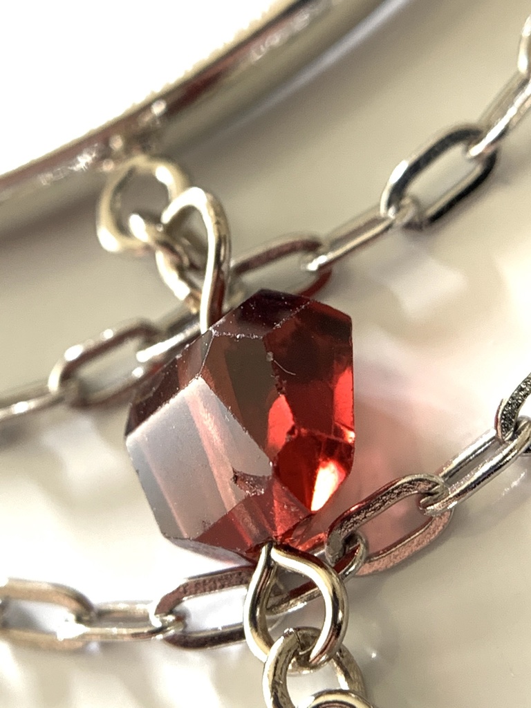 ガーネットとクロスのバングル