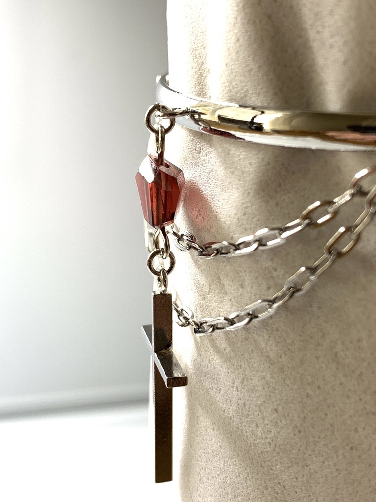 ガーネットとクロスのバングル