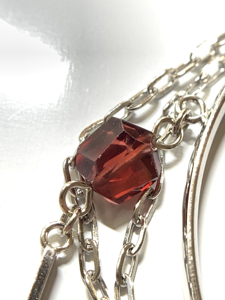 ガーネットとクロスのバングル