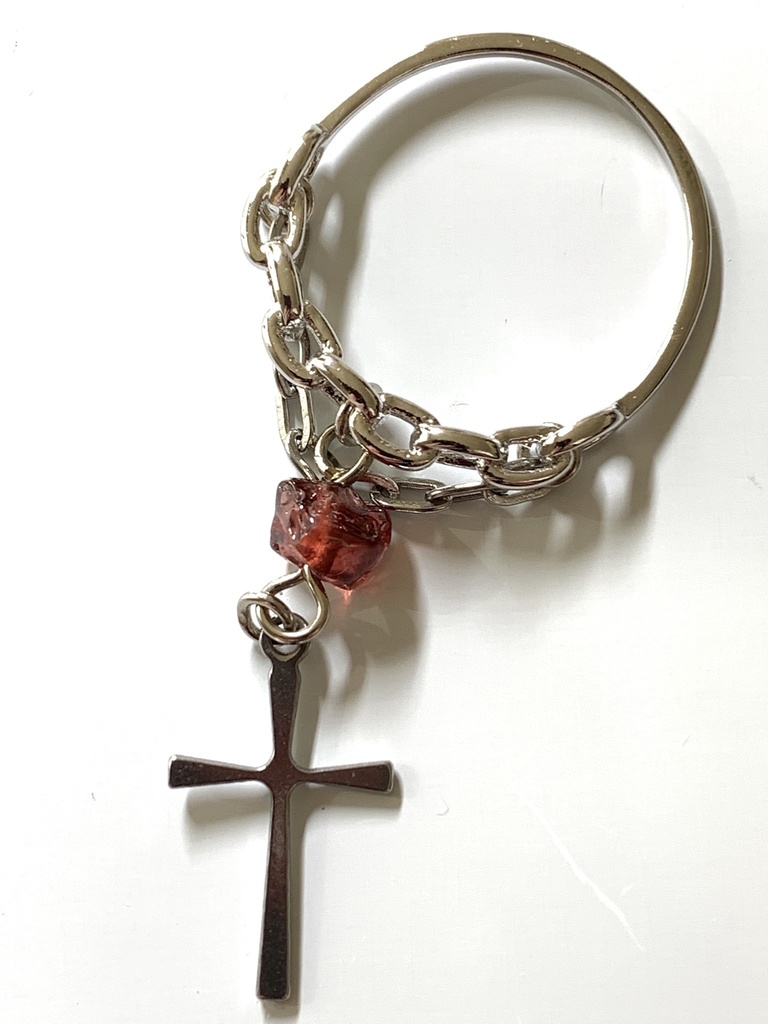 ガーネットとクロスのチェーンリング