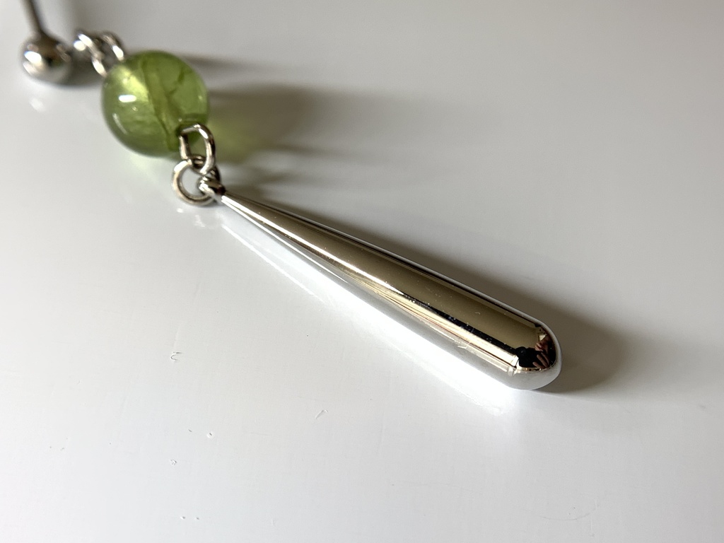 【再販】【1個売り】ペリドットとドロップのピアス