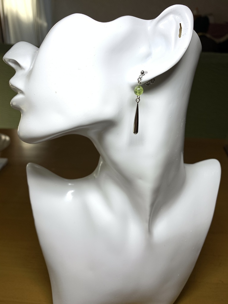 【再販】【1個売り】ペリドットとドロップのピアス