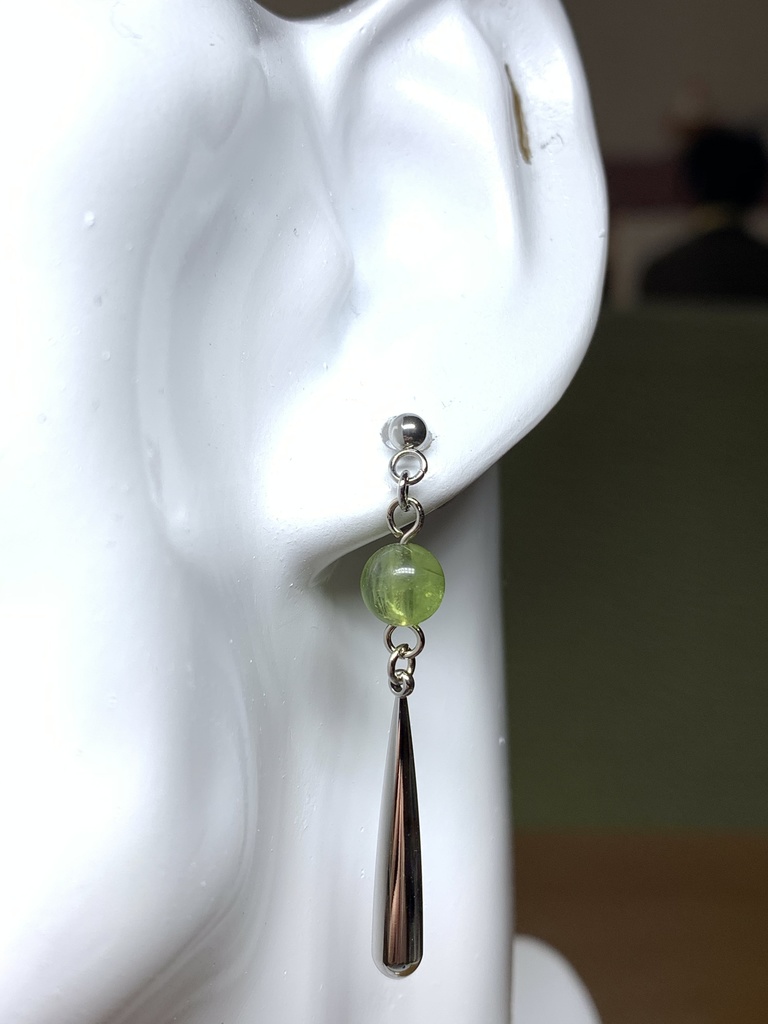 【再販】【1個売り】ペリドットとドロップのピアス