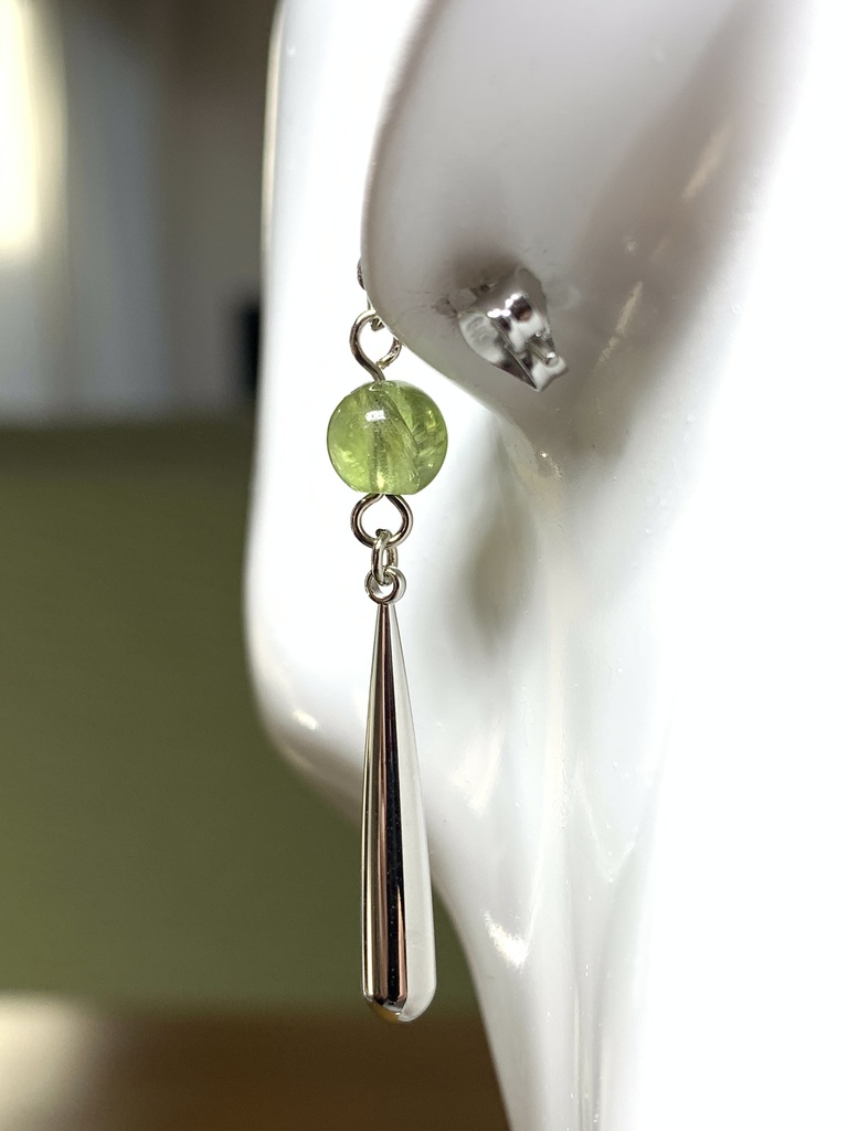 【再販】【1個売り】ペリドットとドロップのピアス