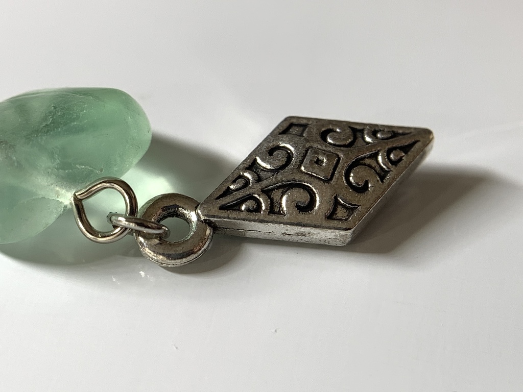 フローライトとボヘミアン風パーツのしおり