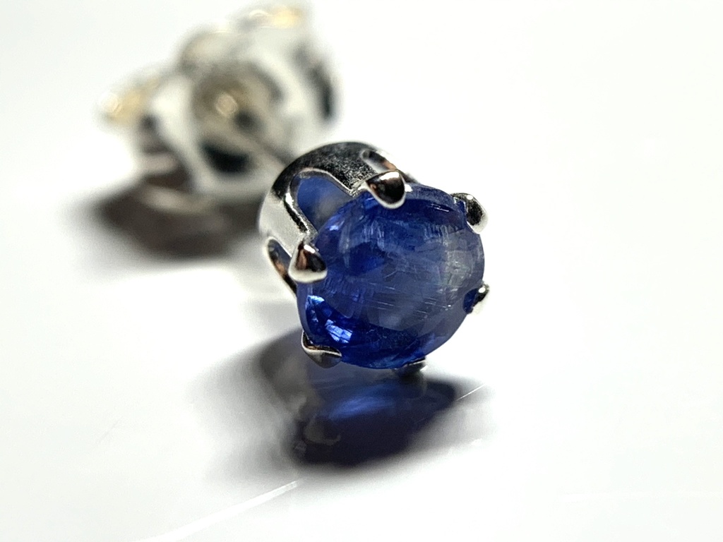 【再販】【1個売り】カイヤナイトのスタッドピアス 4mm(淡)