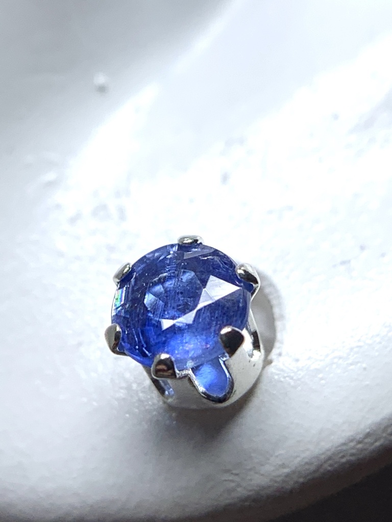 【再販】【1個売り】カイヤナイトのスタッドピアス 4mm(淡)