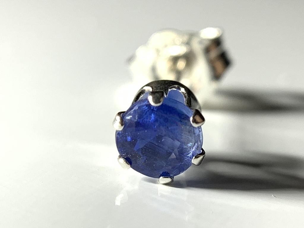 【再販】【1個売り】カイヤナイトのスタッドピアス 4mm(淡)