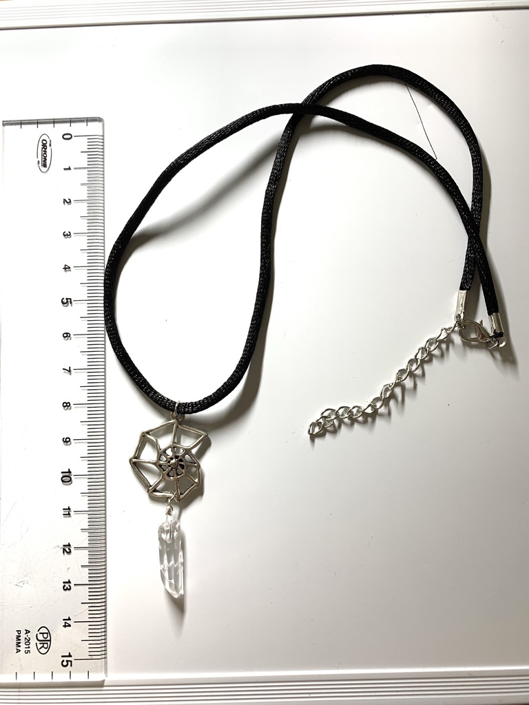 水晶とアンモナイトチャームのネックレス