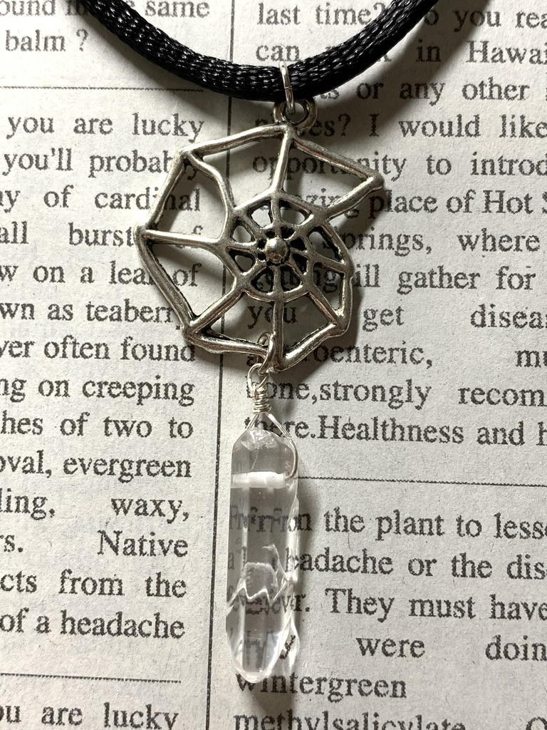 水晶とアンモナイトチャームのネックレス