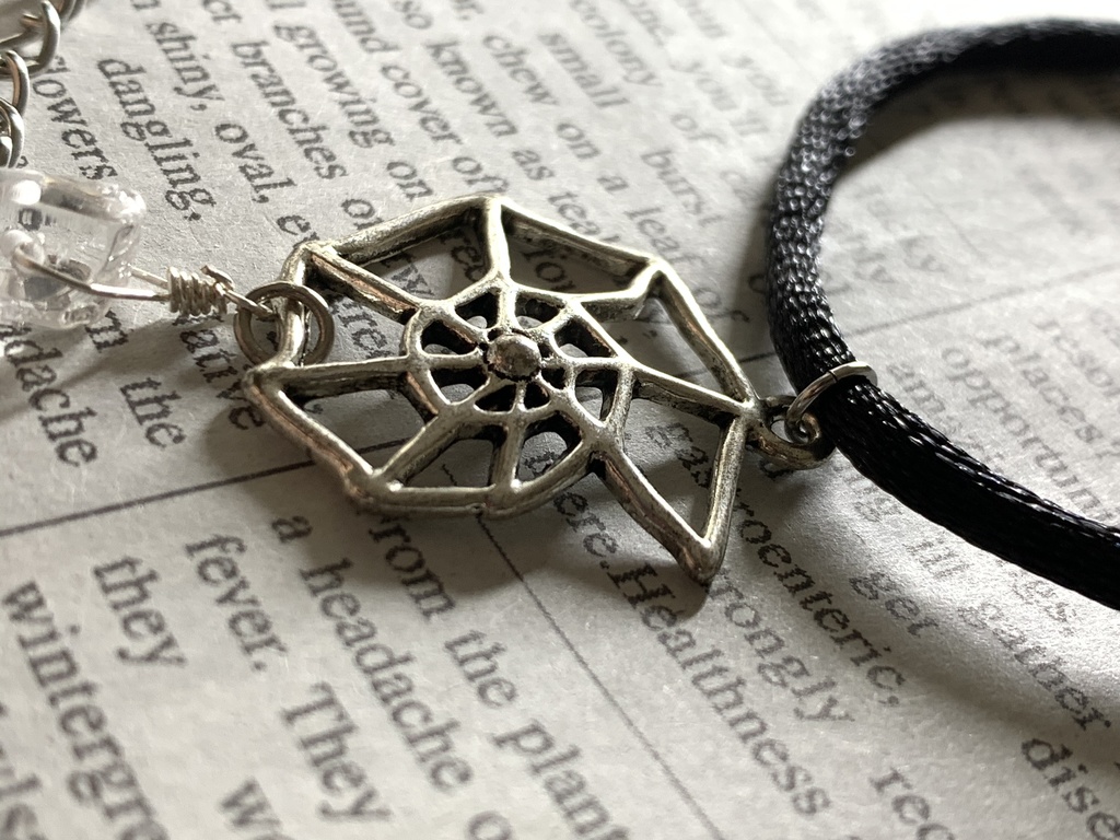 水晶とアンモナイトチャームのネックレス