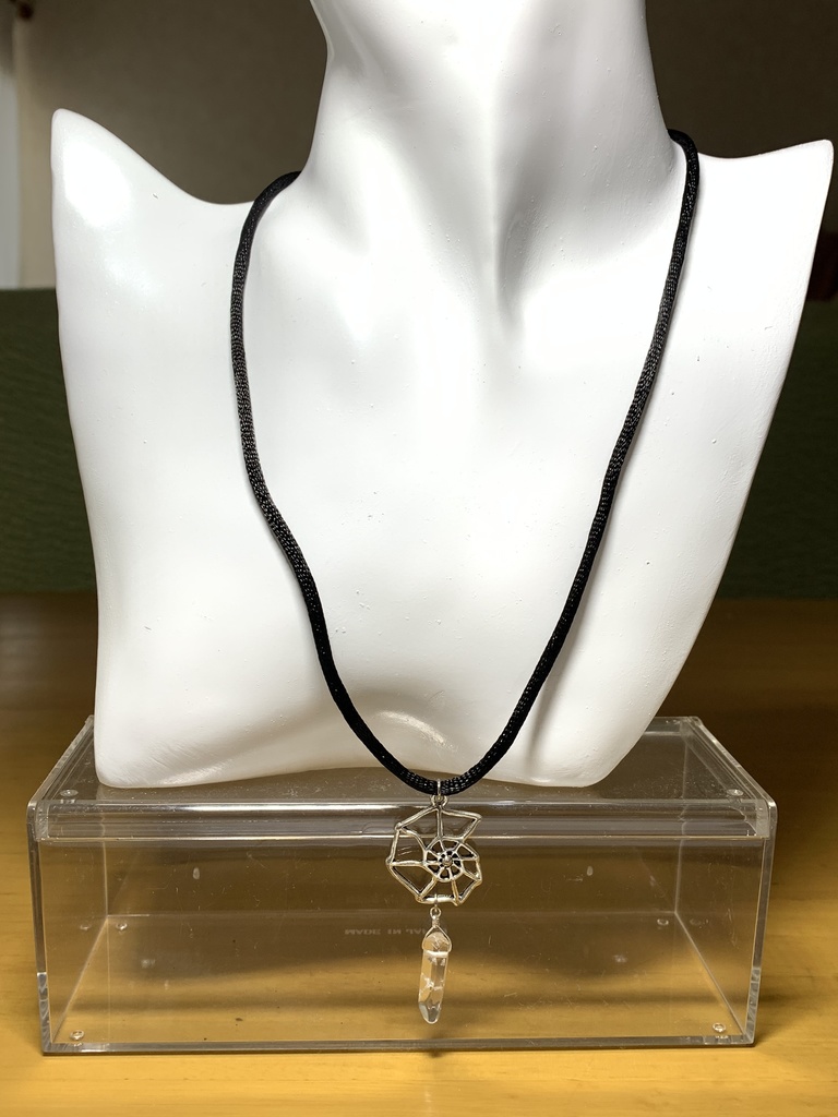 水晶とアンモナイトチャームのネックレス