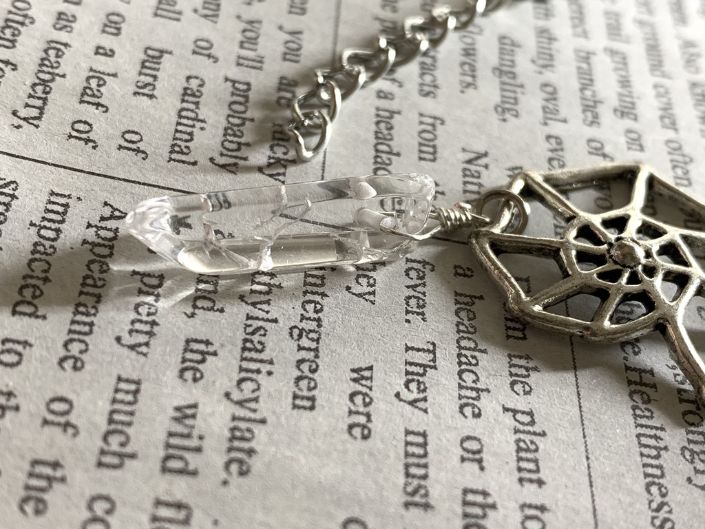 水晶とアンモナイトチャームのネックレス