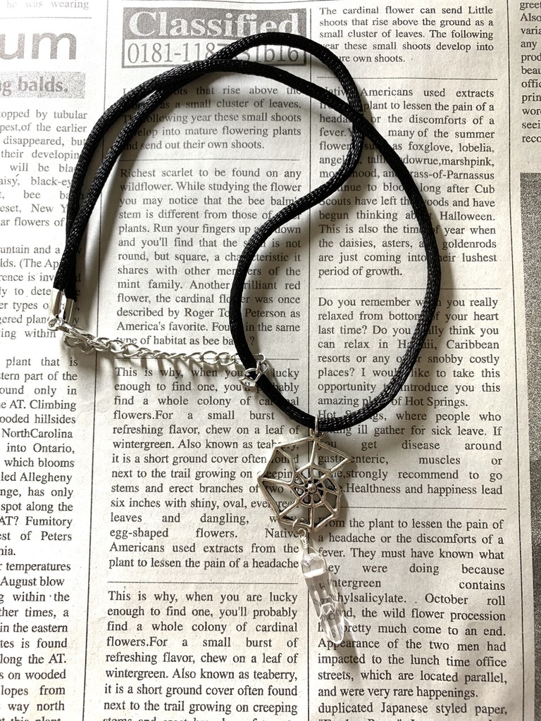 水晶とアンモナイトチャームのネックレス