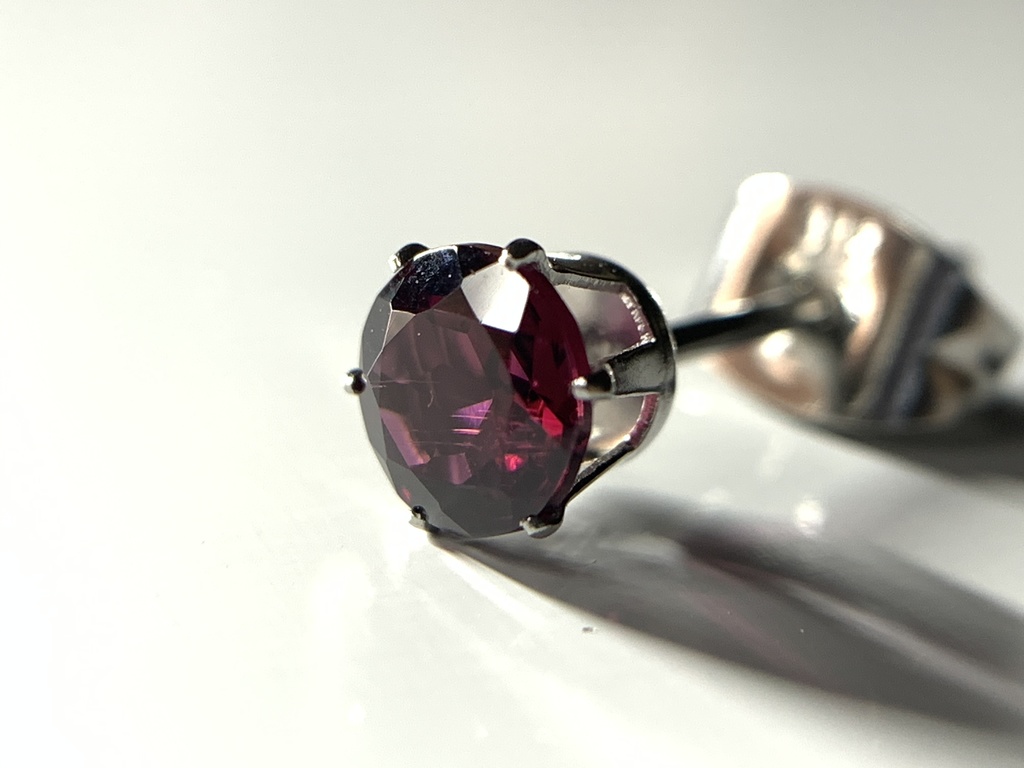 【再販】【1個売り】ロードライトガーネットのスタッドピアス(暗)5mm