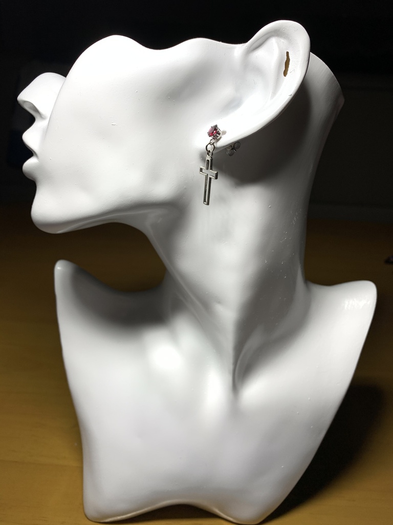 【1個売り】ロードライトガーネットとクロスのピアス