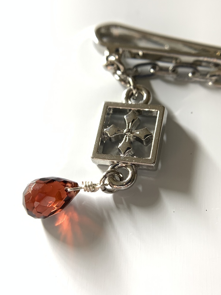 ガーネットとクロスのヘアピン