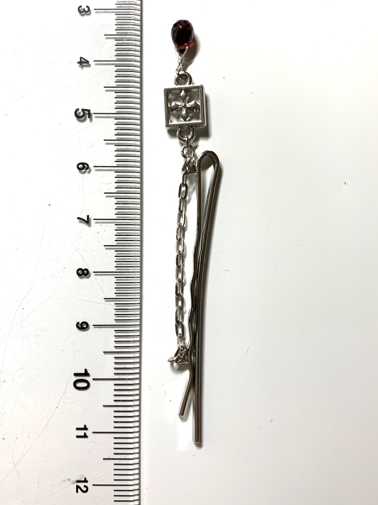 ガーネットとクロスのヘアピン