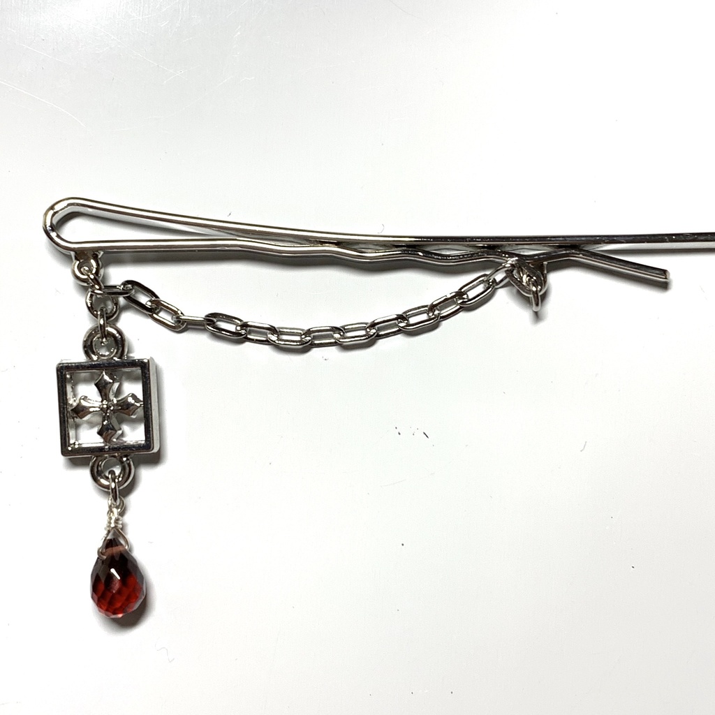 ガーネットとクロスのヘアピン
