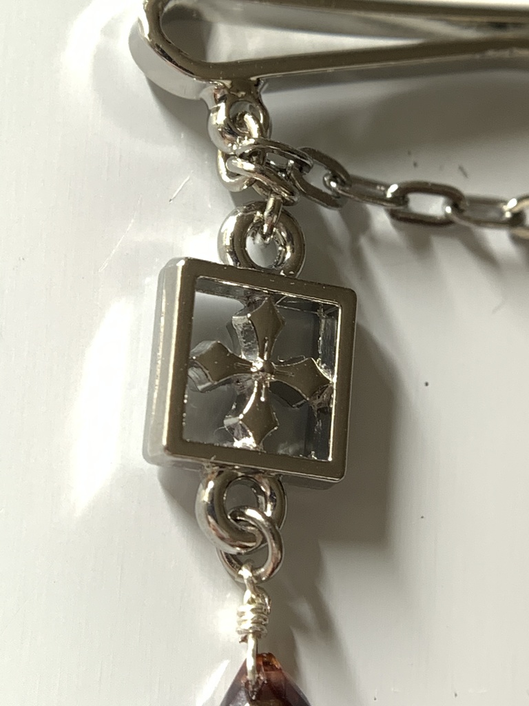 ガーネットとクロスのヘアピン