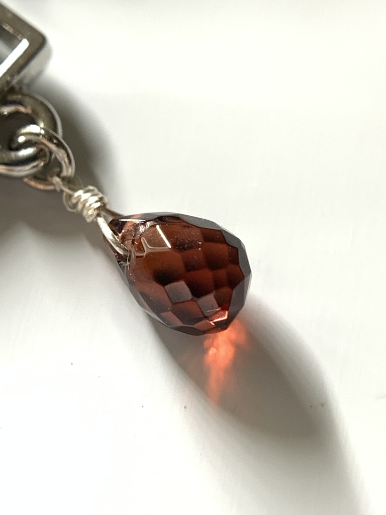 ガーネットとクロスのヘアピン