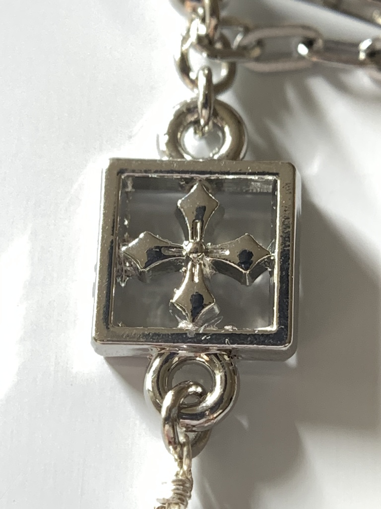 ガーネットとクロスのヘアピン