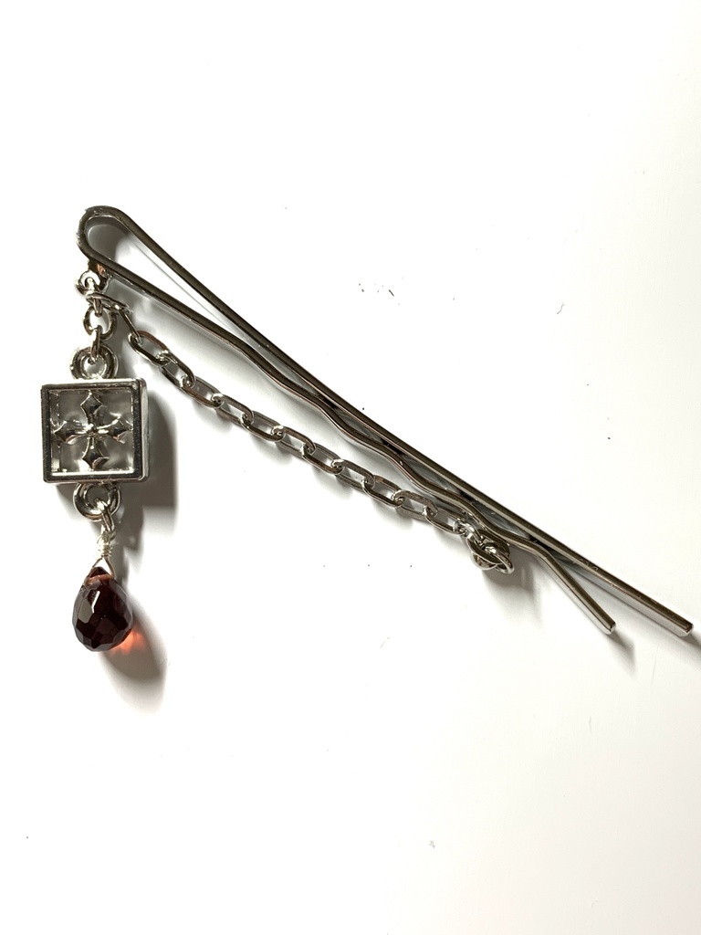 ガーネットとクロスのヘアピン