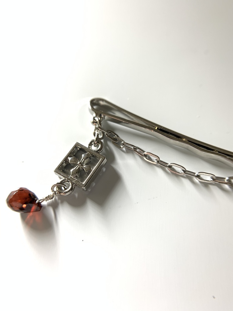 ガーネットとクロスのヘアピン