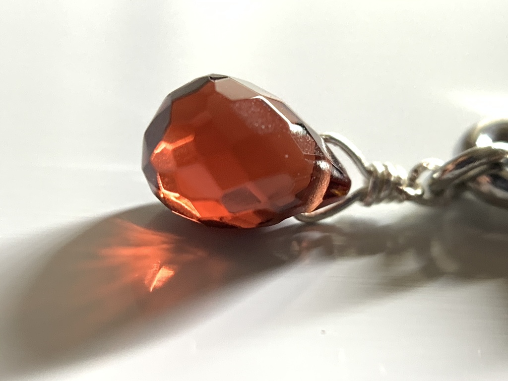 ガーネットとクロスのヘアピン