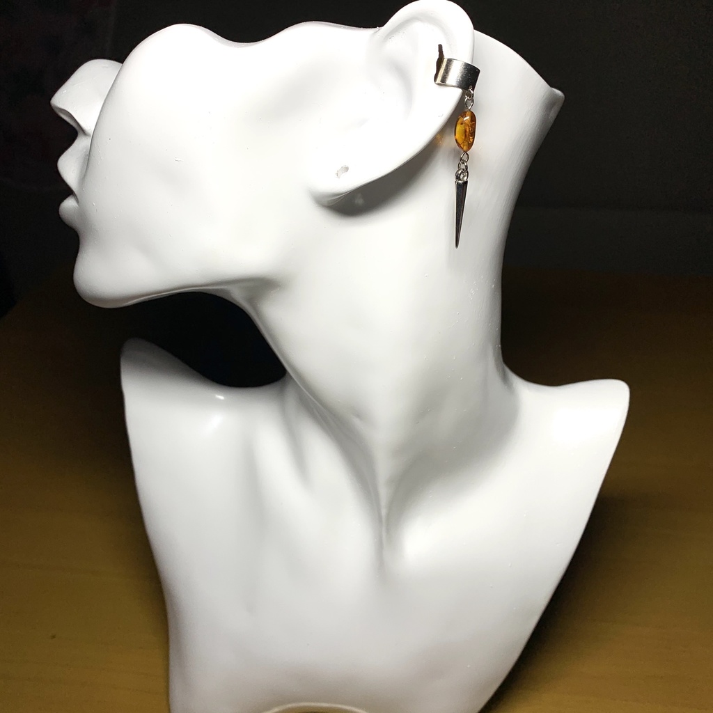 琥珀とニードルのイヤーカフ