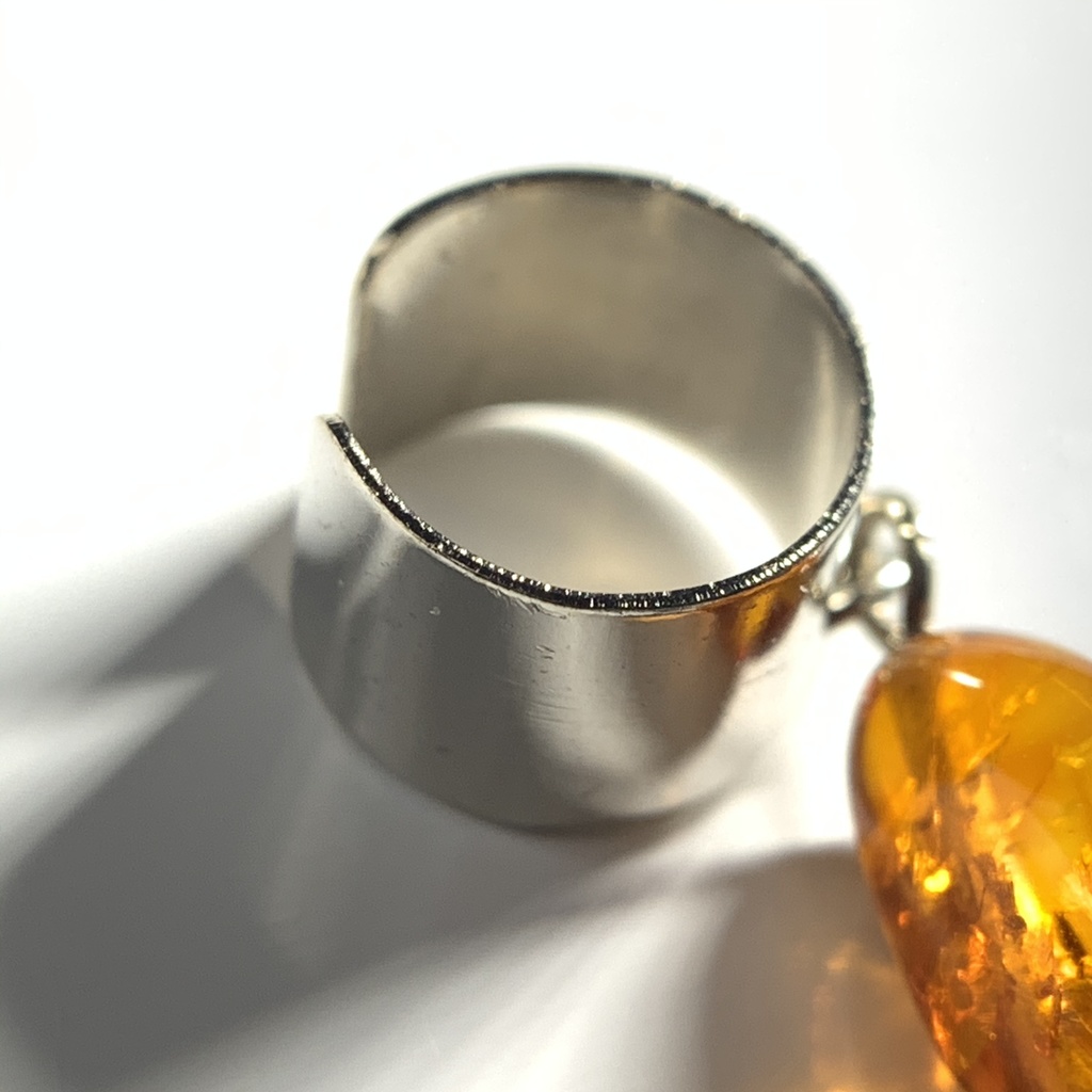 琥珀とニードルのイヤーカフ