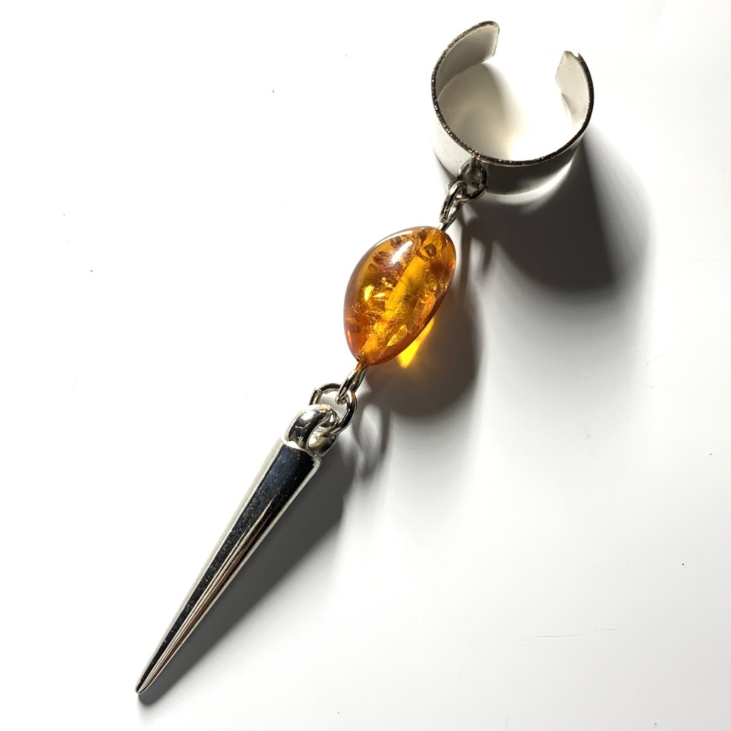 琥珀とニードルのイヤーカフ