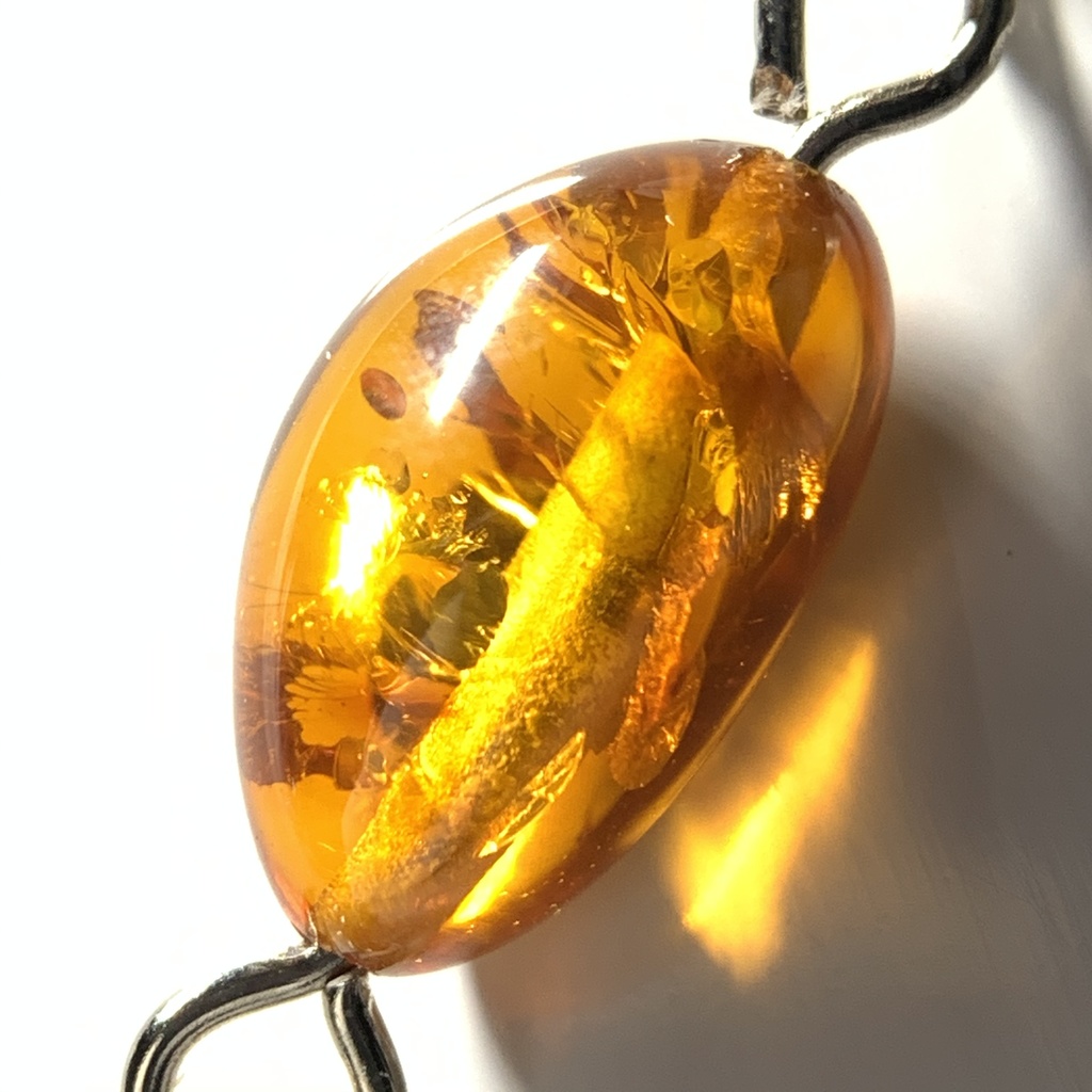 琥珀とニードルのイヤーカフ