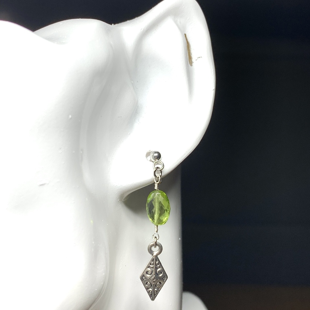 【1個売り】ペリドットとボヘミアン風パーツのピアス