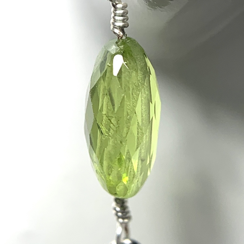 【1個売り】ペリドットとボヘミアン風パーツのピアス