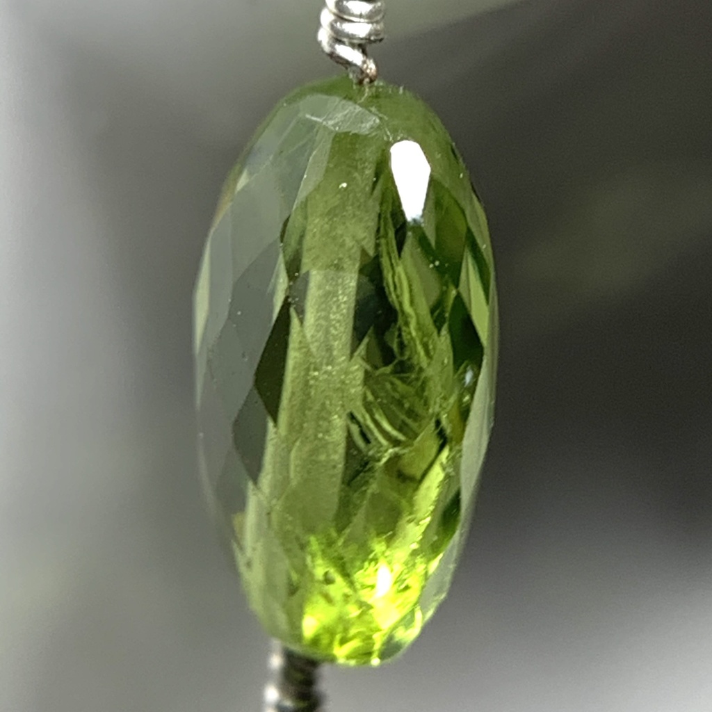 【1個売り】ペリドットとボヘミアン風パーツのピアス