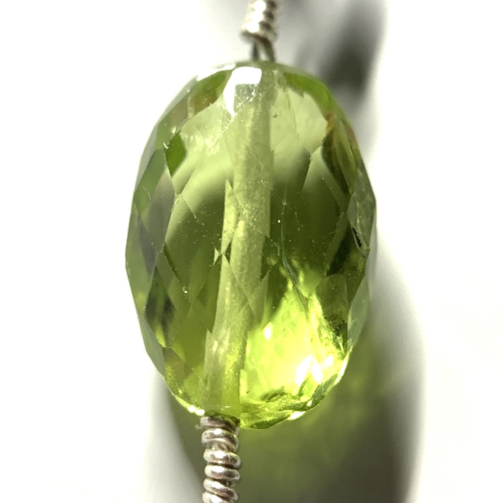 【1個売り】ペリドットとボヘミアン風パーツのピアス