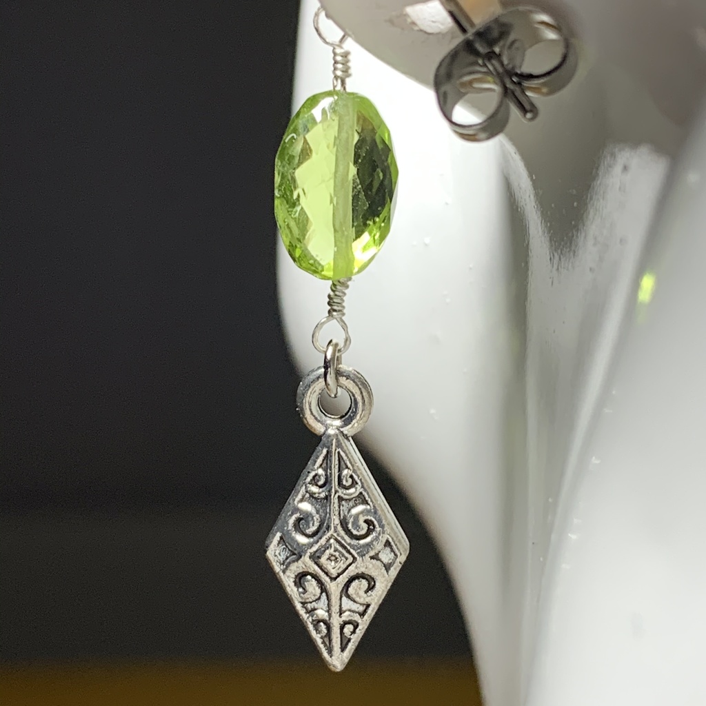 【1個売り】ペリドットとボヘミアン風パーツのピアス