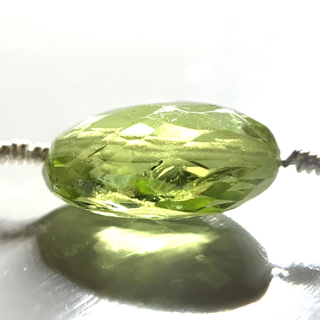 【1個売り】ペリドットとボヘミアン風パーツのピアス