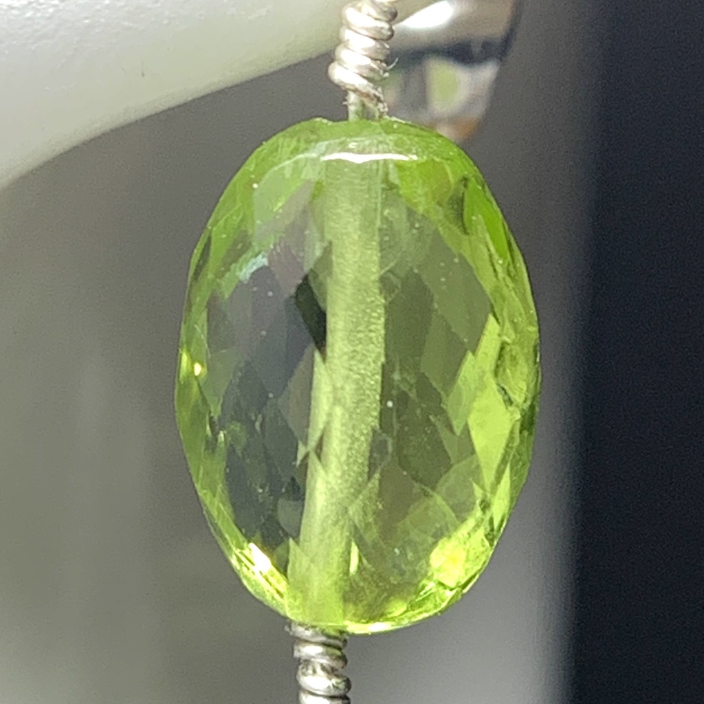 【1個売り】ペリドットとボヘミアン風パーツのピアス