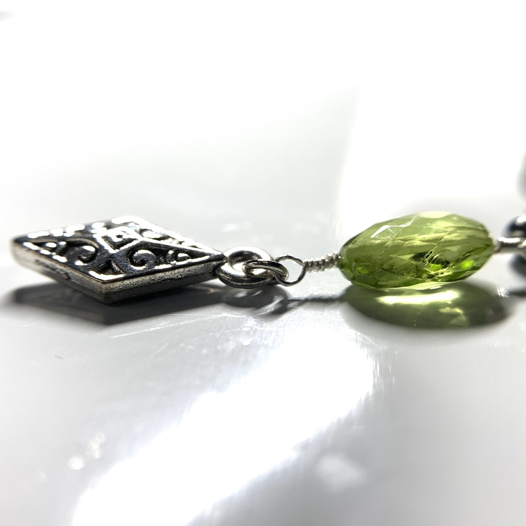 【1個売り】ペリドットとボヘミアン風パーツのピアス