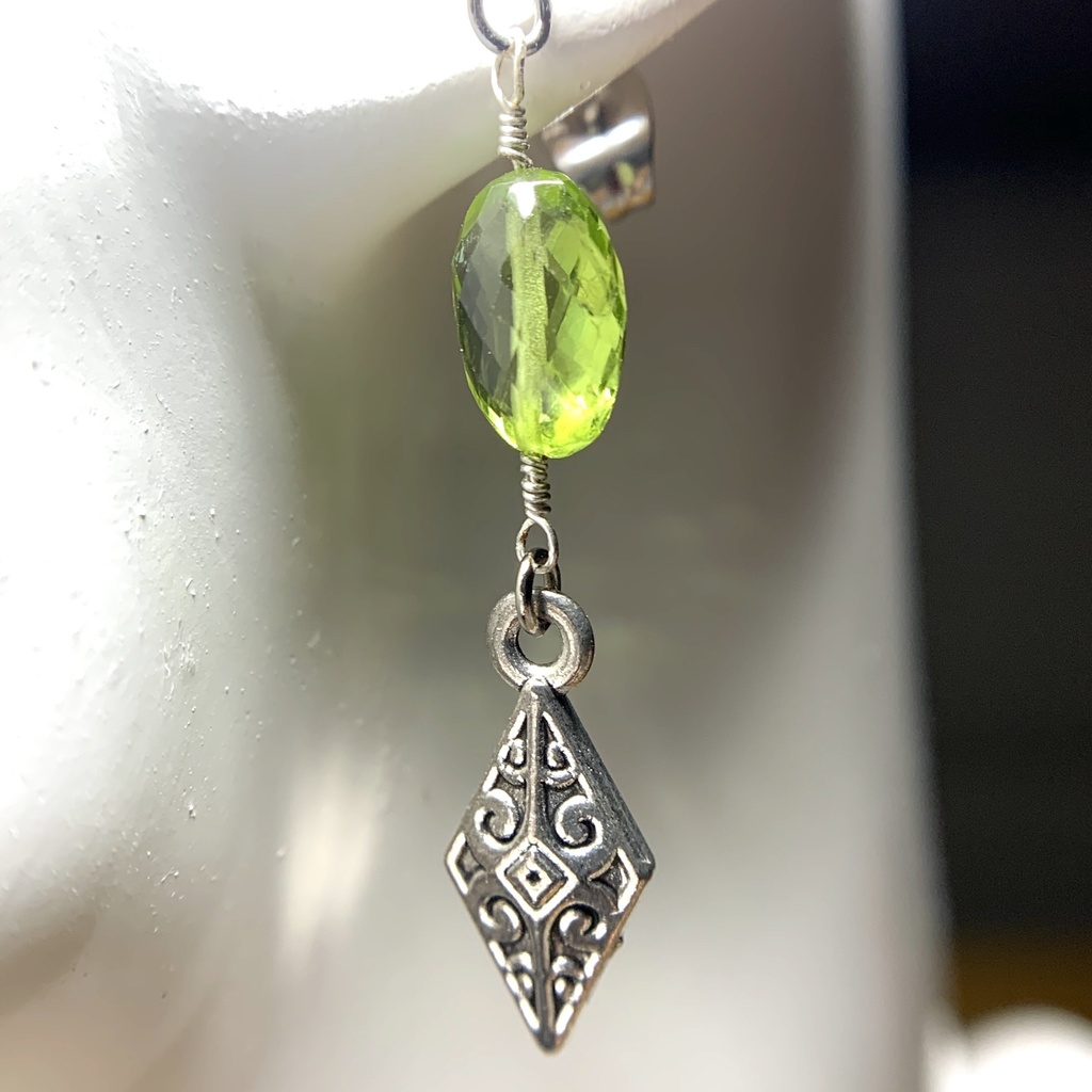 【1個売り】ペリドットとボヘミアン風パーツのピアス