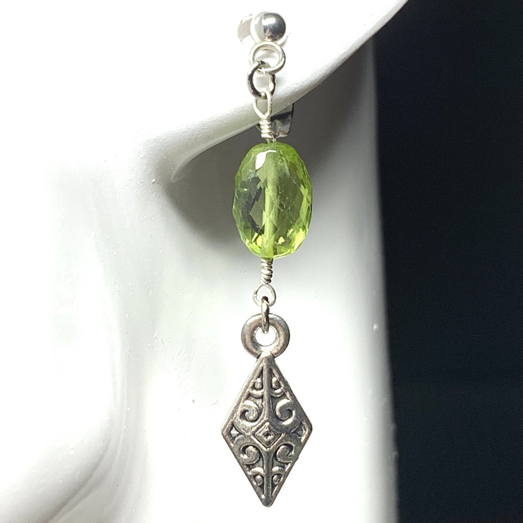 【1個売り】ペリドットとボヘミアン風パーツのピアス