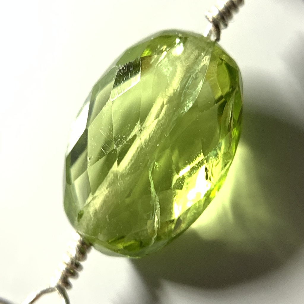 【1個売り】ペリドットとボヘミアン風パーツのピアス