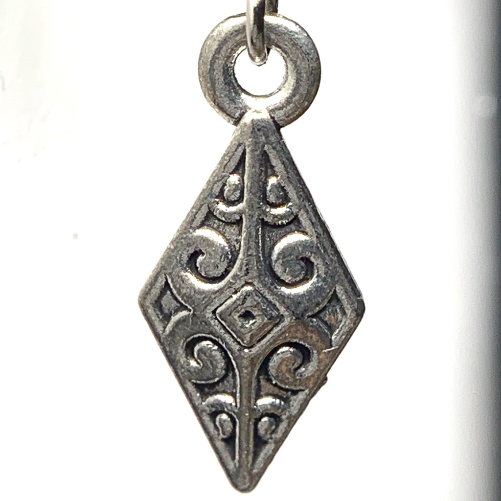 【1個売り】ペリドットとボヘミアン風パーツのピアス