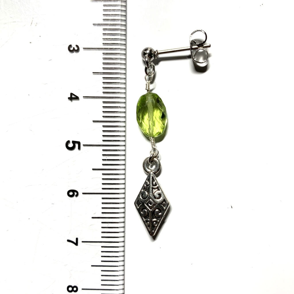 【1個売り】ペリドットとボヘミアン風パーツのピアス