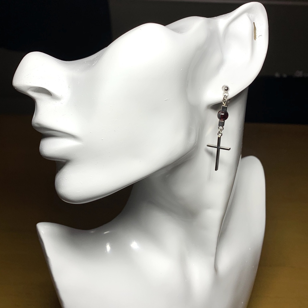 【1個売り】(訳あり)ガーネットとキューブとクロスのピアス
