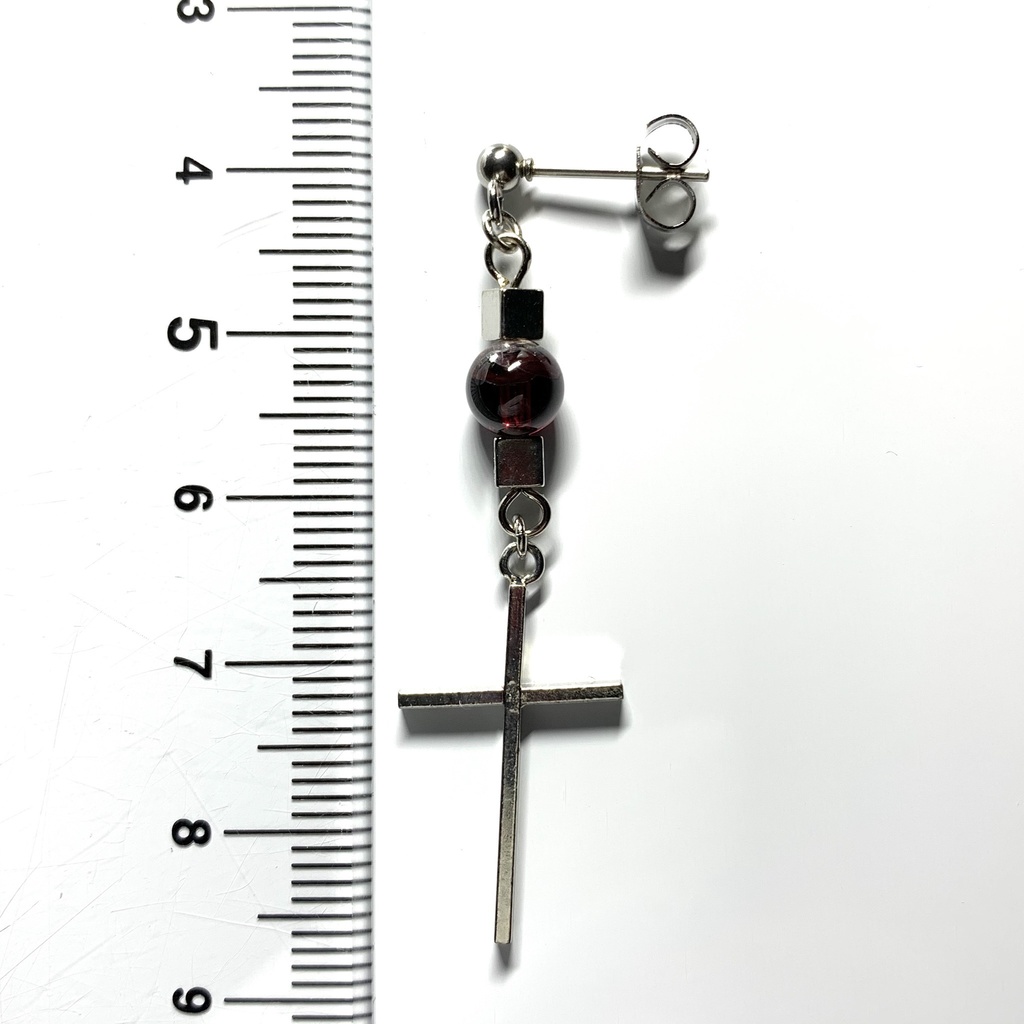 【1個売り】(訳あり)ガーネットとキューブとクロスのピアス